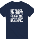 Statement-tryck med klockrent citat på marinblå t-shirt