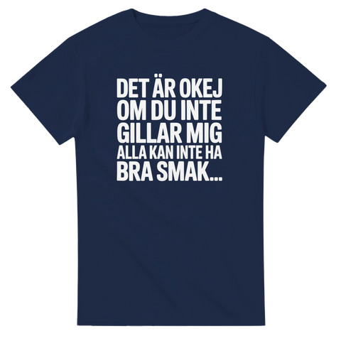 Statement-tryck med klockrent citat på marinblå t-shirt
