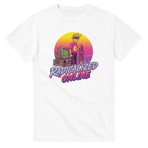 Retro digital estetik med neonfärger och 80-talsmotiv på vit t-shirt