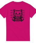 Svart mugshot-katt med text "Guilty of Being Too Cute" och "No Regrets" på fuchsia T-shirt.