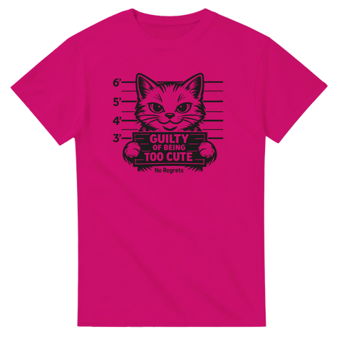 Svart mugshot-katt med text "Guilty of Being Too Cute" och "No Regrets" på fuchsia T-shirt.