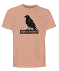 Svart kråka på skylt "ADAPT OR DISAPPEAR" på persikofärgad ekologisk t-shirt.