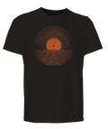 Retroinspirerat motiv med sol och vågor i cirkulär design på svart t-shirt