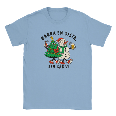 Ljusblå t-shirt med en julgran och snögubbe som skålar och texten ”Barra en sista, sen går vi”.