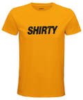 Svart "SHIRTY" logotyp med distressed-effekt på senapsgul herr-t-shirt i streetwear-stil.