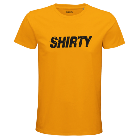 Svart "SHIRTY" logotyp med distressed-effekt på senapsgul herr-t-shirt i streetwear-stil.