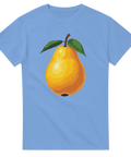 Tecknat gult päron med gröna blad på ljusblå t-shirt.