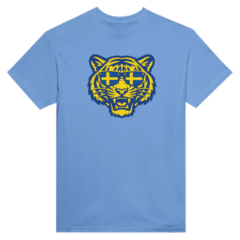Svensk Tiger-tryck med solglasögon i gult och blått på ljusblå t-shirt.