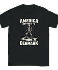 Satirisk "America belongs to Denmark" tryck med dansk man på USA-karta, svart t-shirt.