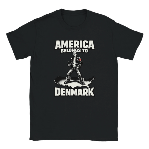 Satirisk "America belongs to Denmark" tryck med dansk man på USA-karta, svart t-shirt.