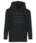 Svart barnhoodie med ett kaxigt och lekfullt mönster av smileys