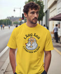 Modell i gul t-shirt med farfar, en höna och texten ”Lägg ägg i farfars skägg”.