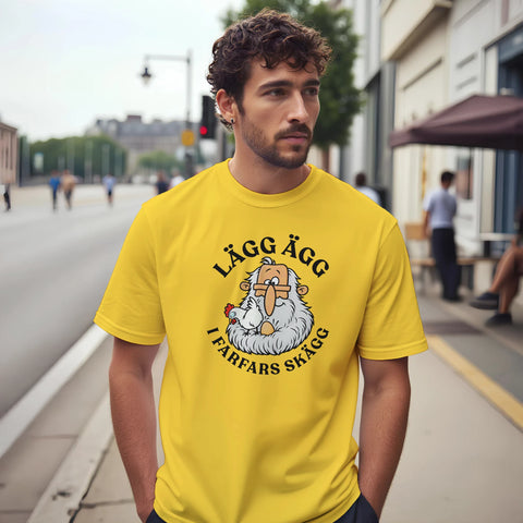 Modell i gul t-shirt med farfar, en höna och texten ”Lägg ägg i farfars skägg”.