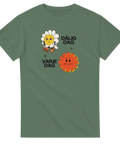 Retro tecknad blomma med ledsen min, text "DÅLIG DAG + VARJE DAG" på grön t-shirt.