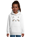 Flicka bär en vit sweatshirt med huva och ett harmoniskt kattryck