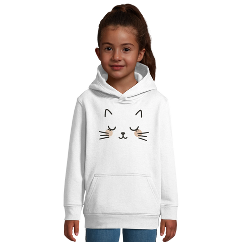 Flicka bär en vit sweatshirt med huva och ett harmoniskt kattryck