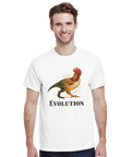 Man bär vit t-shirt med färgstarkt tryck av en dinosaurie-höna-hybrid