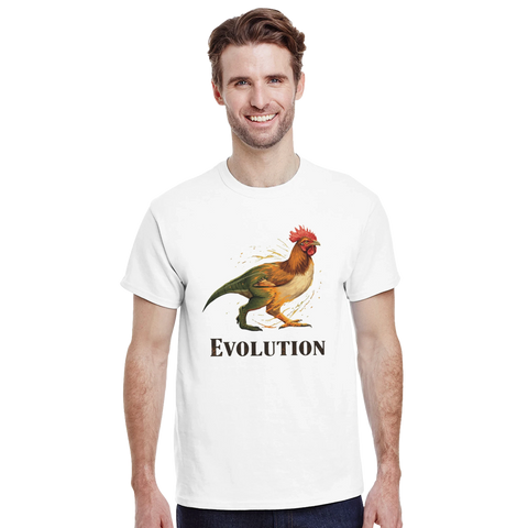 Man bär vit t-shirt med färgstarkt tryck av en dinosaurie-höna-hybrid