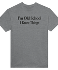 Svart text "I'm Old School I Know Things" på gråmelerad t-shirt med rund hals.