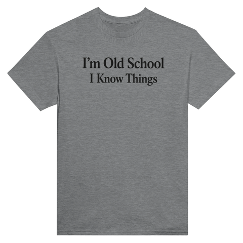 Svart text "I'm Old School I Know Things" på gråmelerad t-shirt med rund hals.