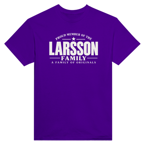 Lila t-shirt med texten Larsson – A Family of Originals