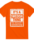 It's a Swedish Thing" orange t-shirt med vitt, slitet texttryck och ram.