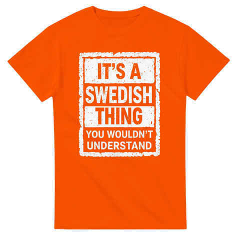 It's a Swedish Thing" orange t-shirt med vitt, slitet texttryck och ram.