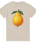 Tecknad gul päron med gröna blad på beige t-shirt.