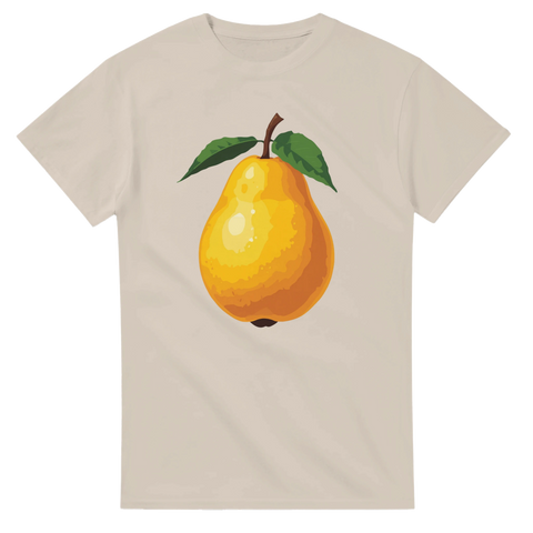 Tecknad gul päron med gröna blad på beige t-shirt.