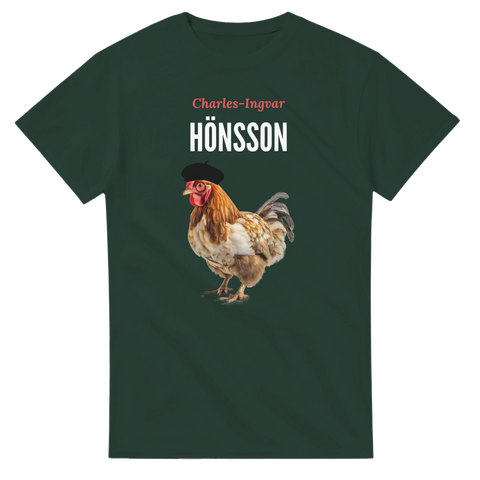 Charles-Ingvar Hönsson med tupp i basker och glasögon på mörkgrön t-shirt.