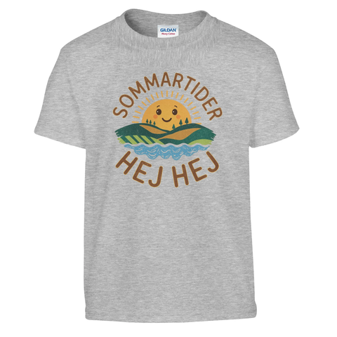 Gråmelerad t-shirt för barn med grafiskt sommarlandskap och lekfull typografi