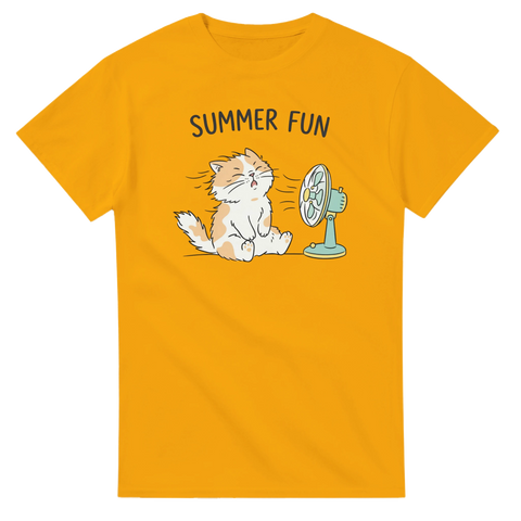 Tecknad katt som svalkar sig framför en fläkt, text "SUMMER FUN", på gul t-shirt.