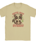 Sött skunkmotiv i japansk animationsstil på en beige t-shirt