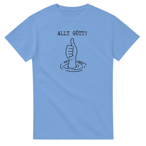 Typografisk text "ALLT GÖTT!" med tumme upp-hand i vatten på ljusblå t-shirt, minimalistisk design.