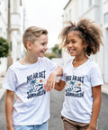 Två glada barn bär matchande t-shirts med somrigt illustrationstryck