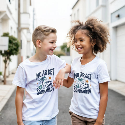 Två glada barn bär matchande t-shirts med somrigt illustrationstryck