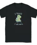Svart t-shirt med ett ärligt statement och en missnöjd liten dinosaurie