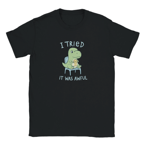 Svart t-shirt med ett ärligt statement och en missnöjd liten dinosaurie