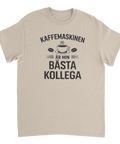 Illustration av ångande kaffekopp med roligt citat på sandfärgad t-shirt