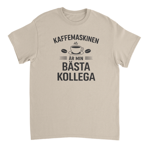 Illustration av ångande kaffekopp med roligt citat på sandfärgad t-shirt
