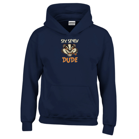 Grävling med cigarr "SIX SEVEN DUDE" på marinblå barnhoodie med känguruficka.