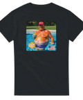 Donald Trump med MAGA-keps och blå drink i poolen – svart t-shirt