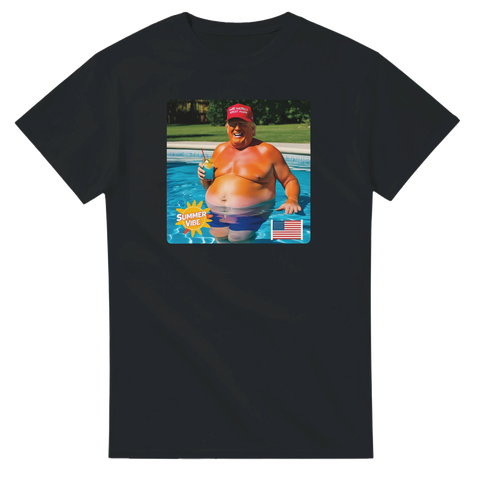 Donald Trump med MAGA-keps och blå drink i poolen – svart t-shirt