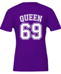 Vit "QUEEN 69" med dubbel kontur på lila t-shirt, sportig college-stil.