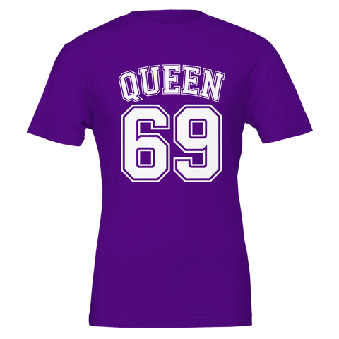 Vit "QUEEN 69" med dubbel kontur på lila t-shirt, sportig college-stil.