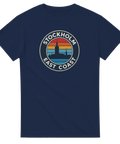 Stockholm East Coast retro-tryck med stadssiluett och solnedgång på marinblå t-shirt.