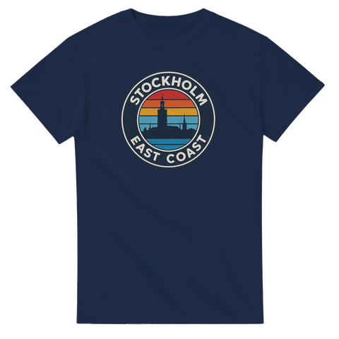 Stockholm East Coast retro-tryck med stadssiluett och solnedgång på marinblå t-shirt.