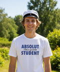 Absolut Student 2026 t-shirt, vit med blått tryck, bärs av leende man med studentmössa.