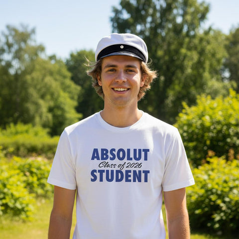 Absolut Student 2026 t-shirt, vit med blått tryck, bärs av leende man med studentmössa.