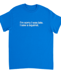Blå T-shirt med text Sorry I was late I saw a squirrel